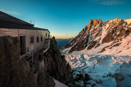 Le Refuge des Grands Mulets : Un Navire d’Acier au Cœur de l’Univers Glaciaire