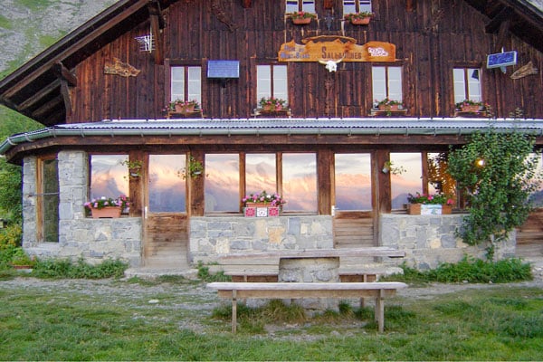 Refuge de Mayères: Un joyau alpin offrant une vue panoramique sur le Mont-Blanc