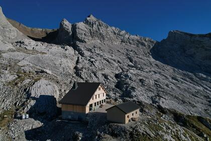 Refuge de la Pointe Percée – Gramusset: Un havre de paix au cœur des Alpes