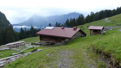 Refuge de Véran : Un chalet rustique niché dans les alpages de haute-Savoie